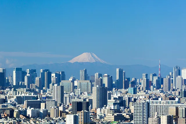都心の高層建築物と遠くに見える富士山