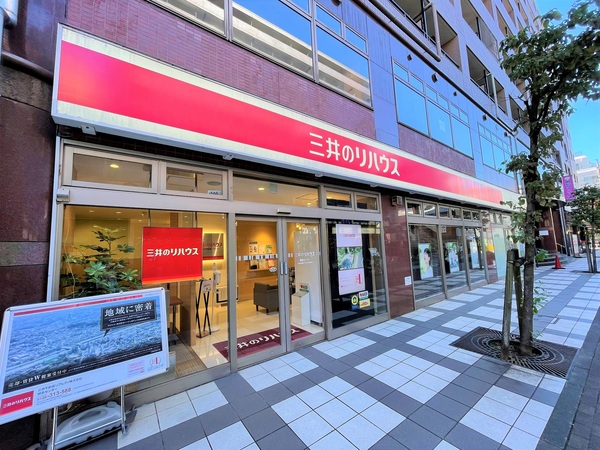 綱島駅西口パデュ通り入口の路面店舗です。