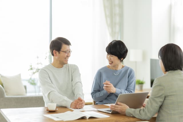 談笑するシニア夫婦