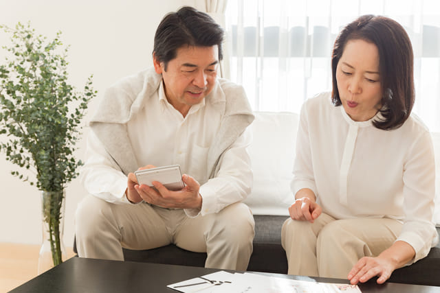 相談するシニア夫婦