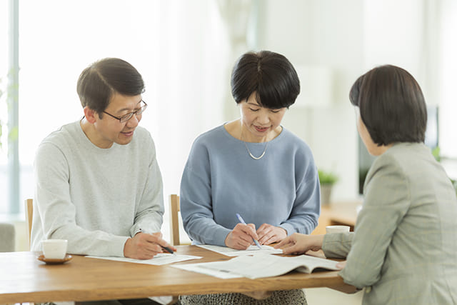 書類に記入するシニア夫婦