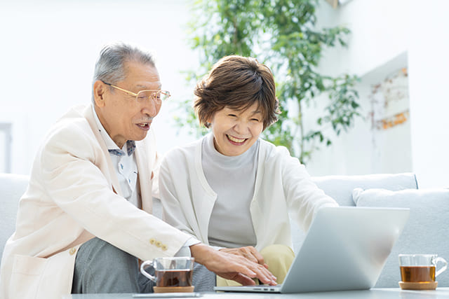 パソコンを見るシニア夫婦