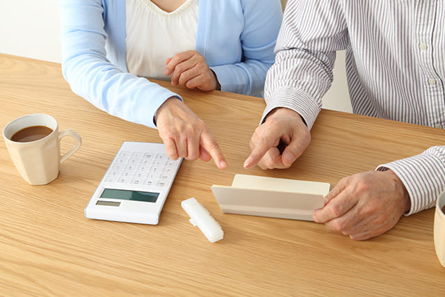 家計の相談をする老夫婦の手元