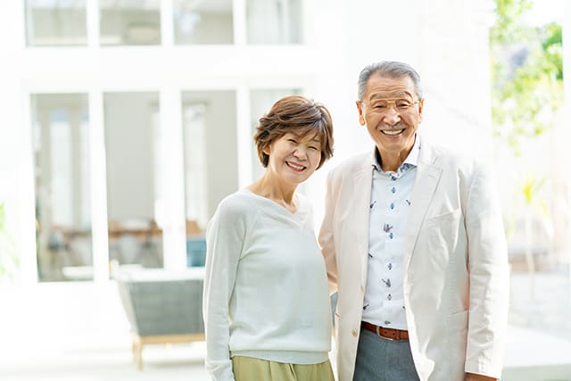 自宅でお茶を飲むシニア夫婦