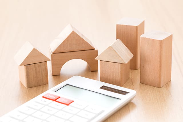 家の模型と電卓