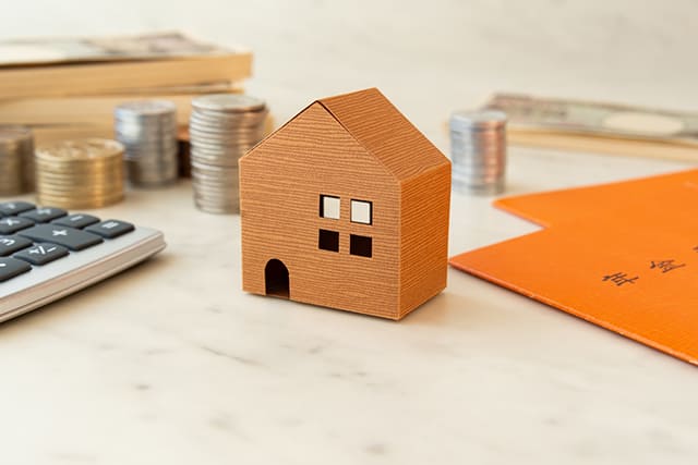 家の模型と年金手帳