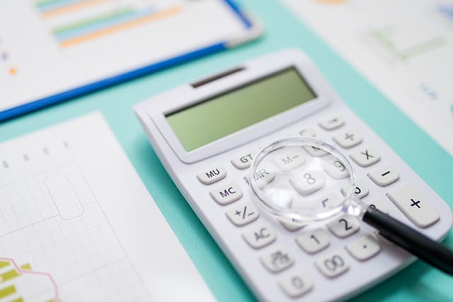 電卓、虫眼鏡、資料