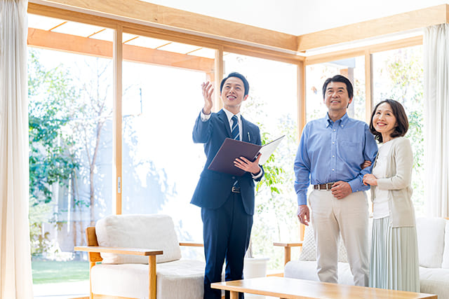 物件を見学するシニア夫婦