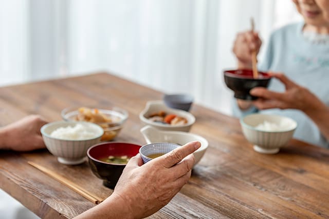 食事をするシニア夫婦