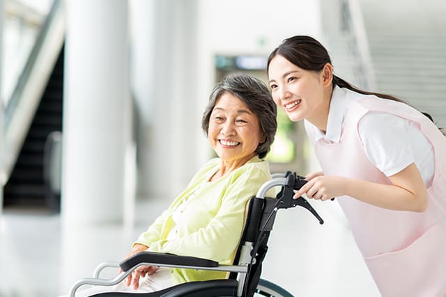 シニア女性と医療スタッフ