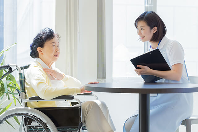 車椅子のシニアと介護士