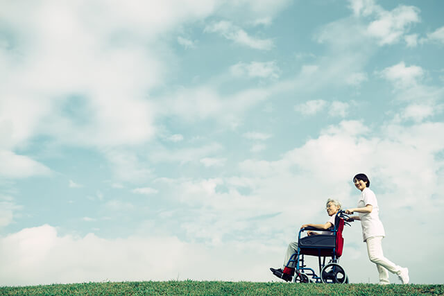 車椅子に乗ったシニアと介護士