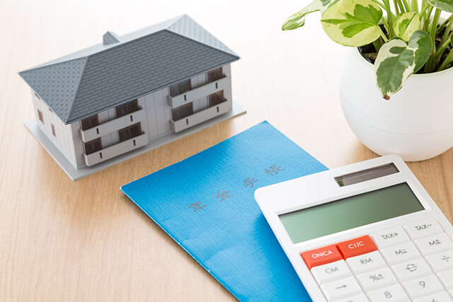 年金手帳とマンションと電卓