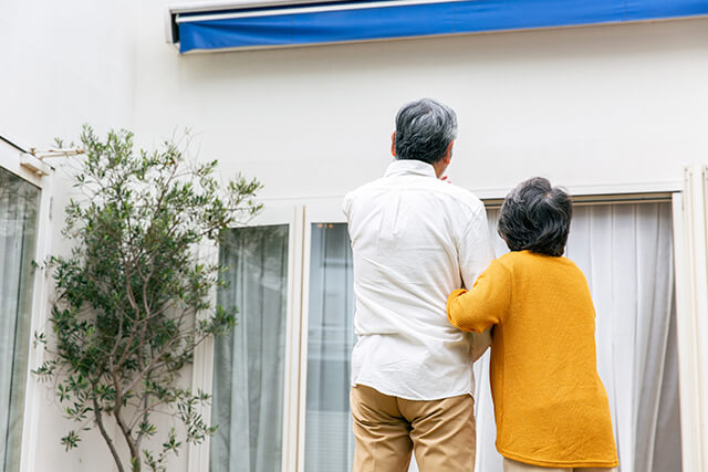 売却する自宅を見る夫婦