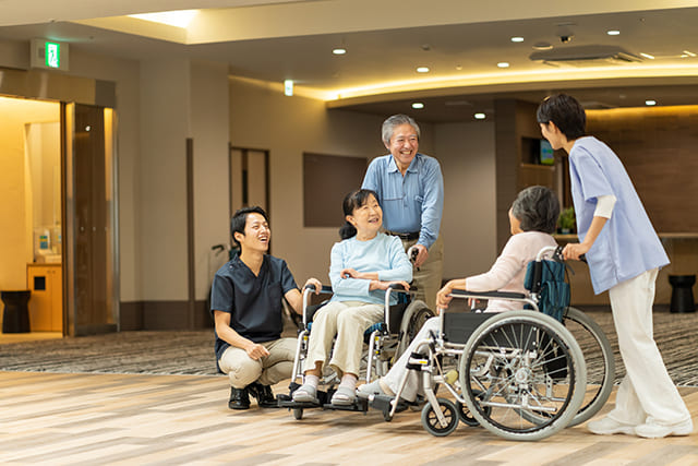 談笑するシニアと介護師