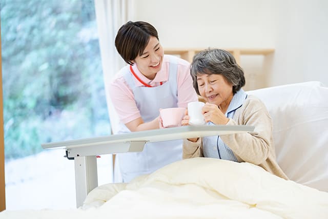 ケアを受けるシニア