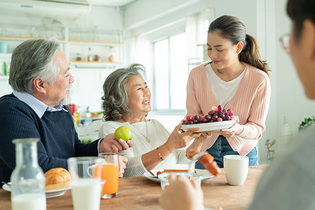シニア夫婦と子ども夫婦の食事の様子