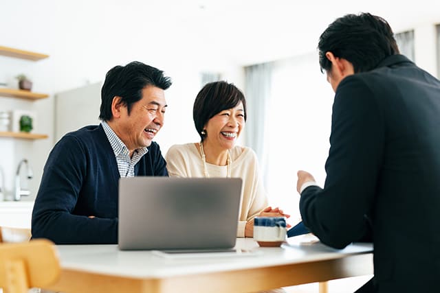 専門家に相談するシニア夫婦