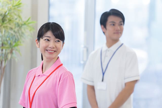 女性のケアマネジャーと男性の介護士