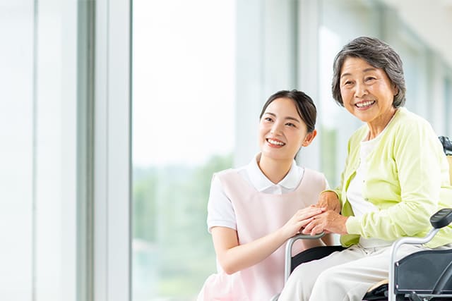 介護士とシニア女性