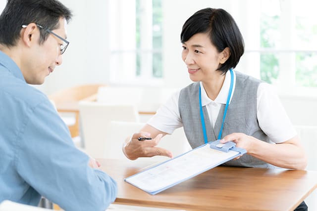 女性スタッフに相談する男性