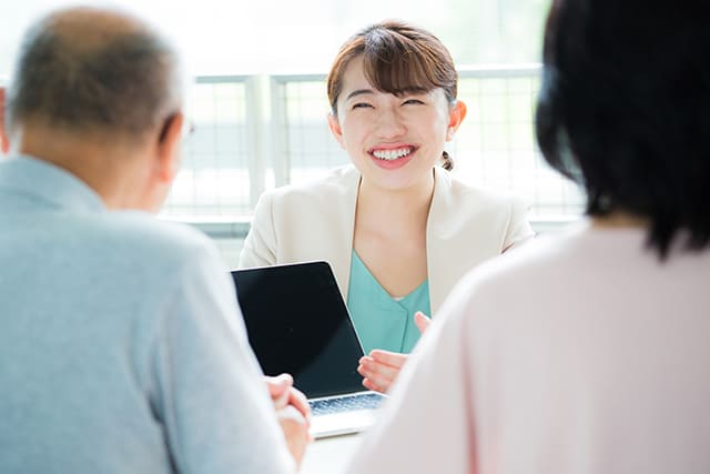 相談員と談笑するシニア夫婦