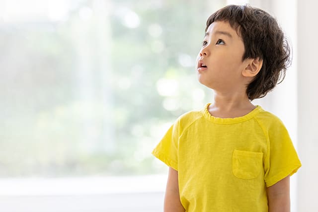 黄色い服の男の子