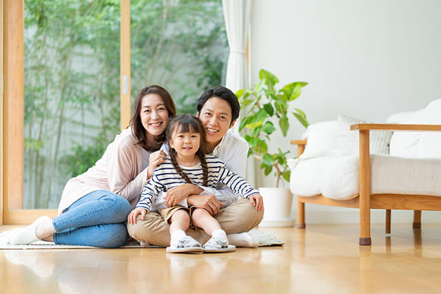 リビングに座る家族