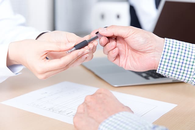 相談窓口で相談する男性