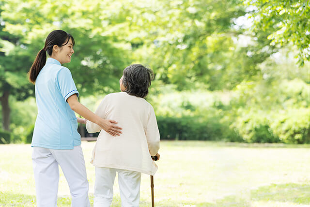 介護する女性とシニア女性