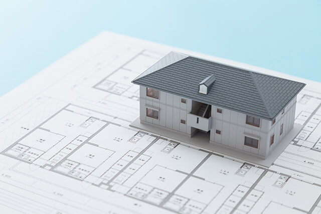 アパートの模型と設計図