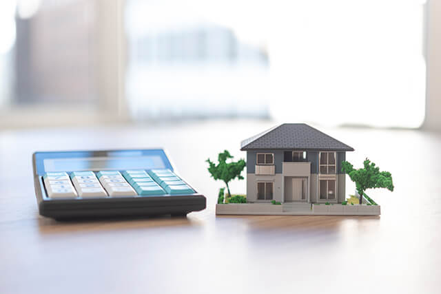 一軒家の模型と電卓