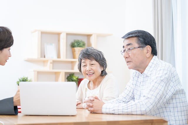 シニアの夫婦と税理士