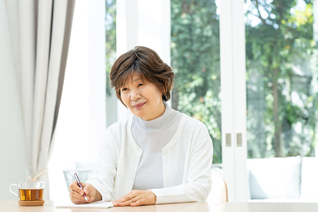 手紙を書く女性