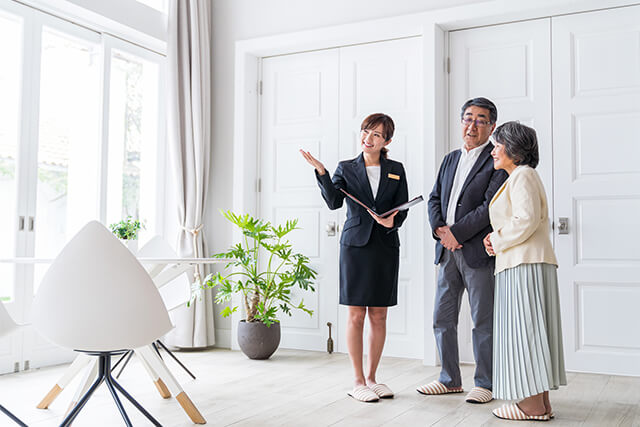 見学をする老夫婦