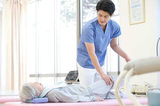 リハビリ、シニア女性