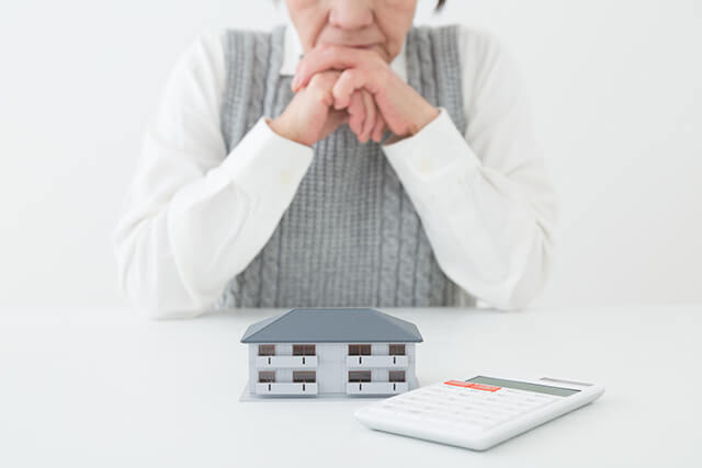 シニアと家の模型