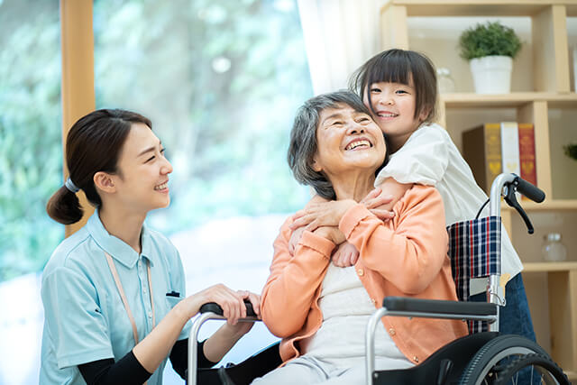 老人ホーム、孫とシニア女性