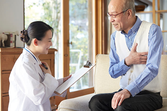 白衣の女性とシニア男性