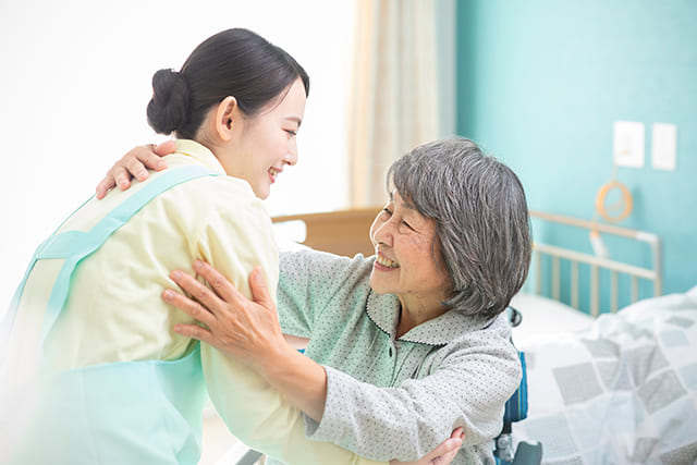 介護されているシニア女性