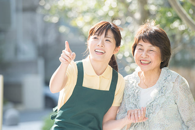 エプロンを着けた女性とシニア女性