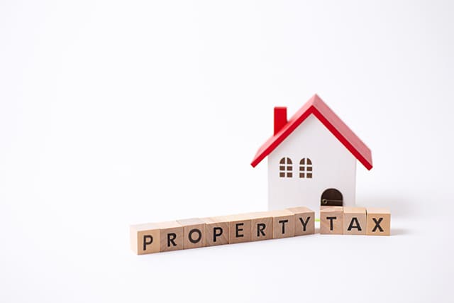 家の模型と英字の積み木