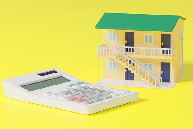 アパートの模型と電卓