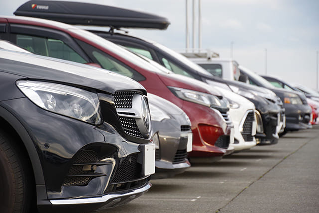 駐車場に止められた車