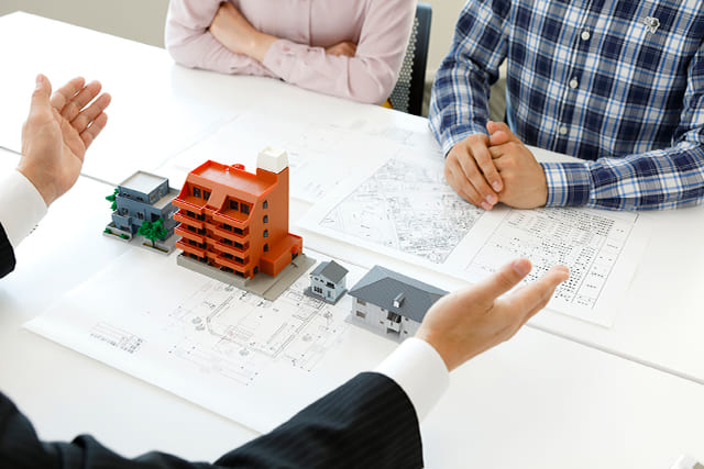 不動産会社で説明を聞くカップル