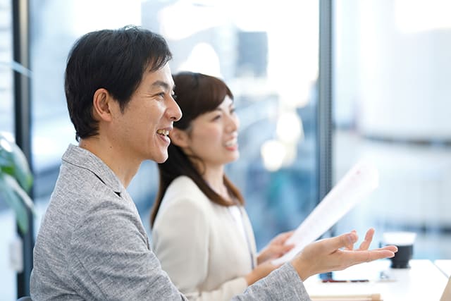 打ち合わせをする男女