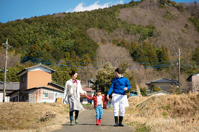 田舎道を散歩する親子