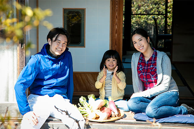 縁側でくつろぐ家族