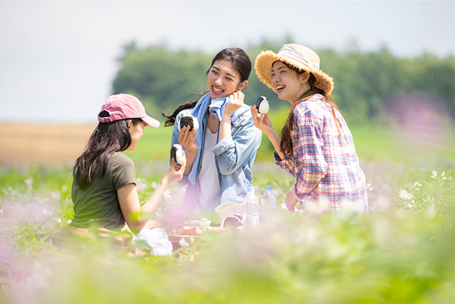 農業体験する女性たちの昼休み