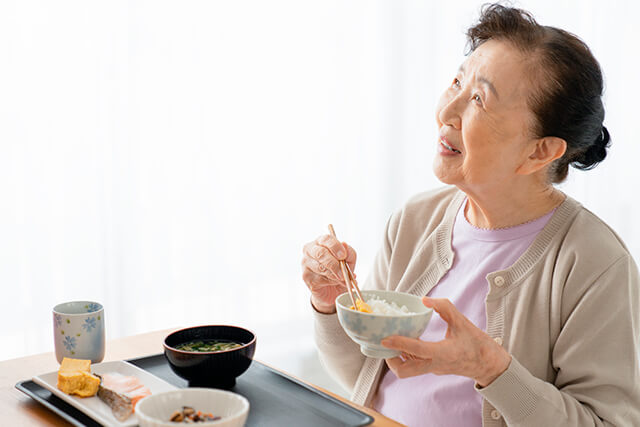 食事をするシニア